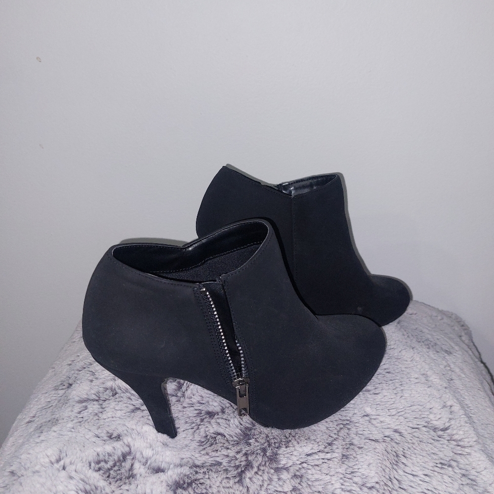 FOREVER Boots Size: 7.5 Color: Black
